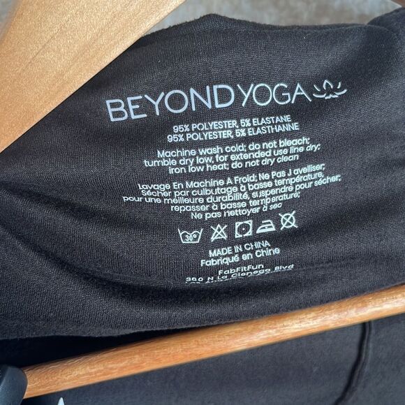 Beyond Yoga Pocket Infinity Scarf Black One Size - Picture 3 of 7
